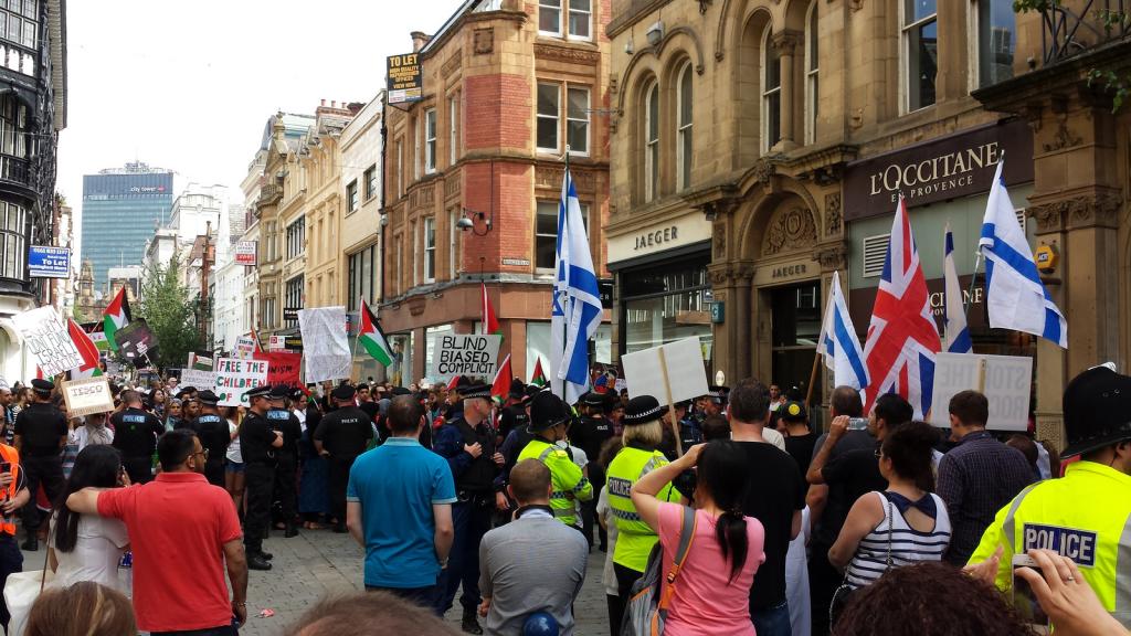 Pro-Palestinian & Pro-Israeli Protesters Face Off, London, August 2014