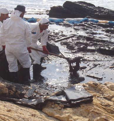 Workers clean up oil spill along Lebanon’s coast in 2006