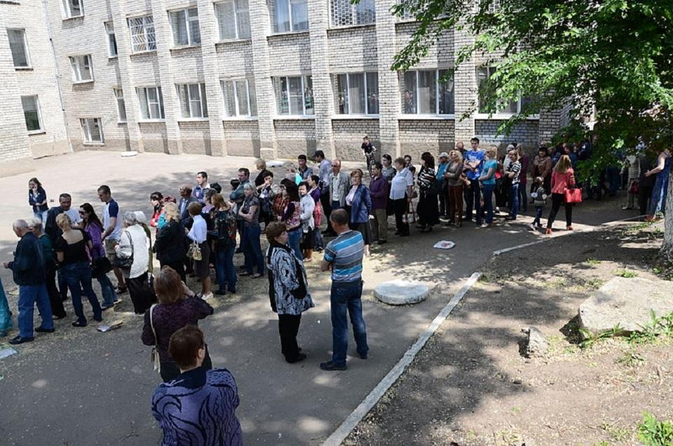 Donetsk Civilians Cast Votes in Separatist Referendum, May 2014