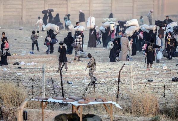 Islamic State Soldiers Stop Displaced Syrian Families From Crossing into Turkey, June 2015