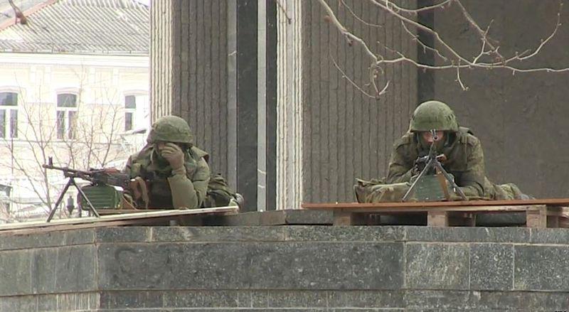 Crimea: Green Men Position Near Parliament