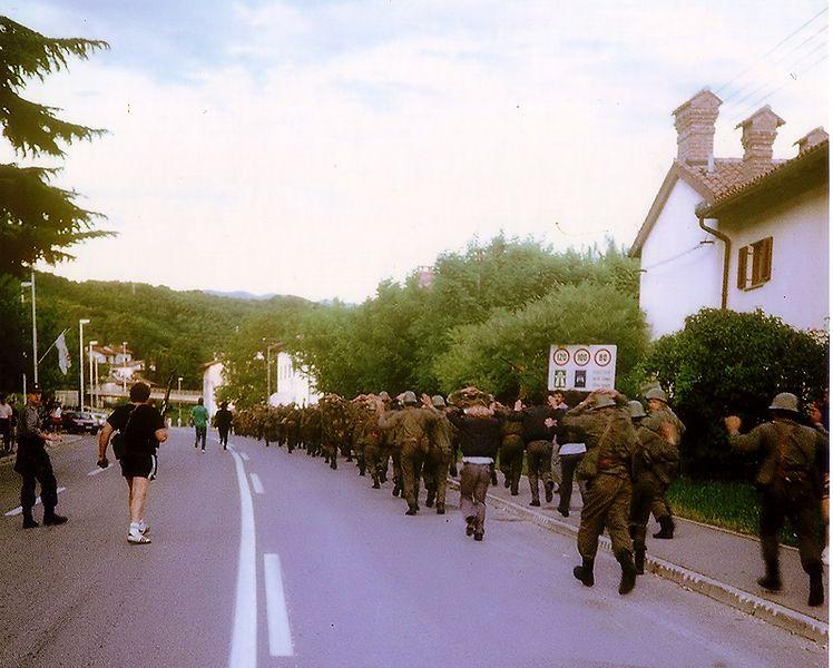 Slovenes Escort JNA Personnel as Hostilities Cease