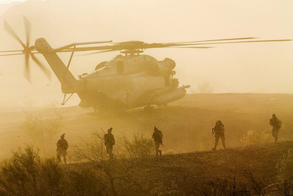 US Marines & Sea Stallion Chopper in Arizona Training Exercise, USA, Apr. 2015