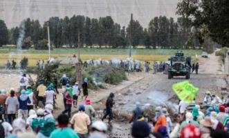 Police fighting local inhabitants in Cocachacra protesting the proposed Tia Maria mine. 